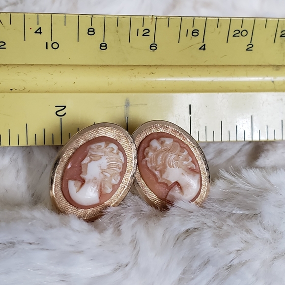 vintage carved shell cameo earrings - Picture 7 of 7